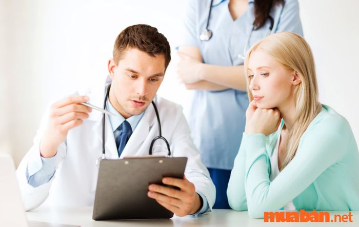 Y sĩ và bác sĩ có những khác biệt rõ rệt trong vai trò và trách nhiệm công việc.