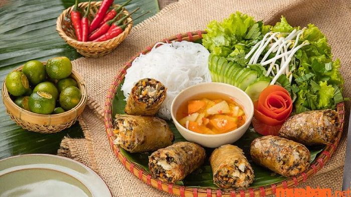 Mang nem cua bể về làm quà Hải Phòng