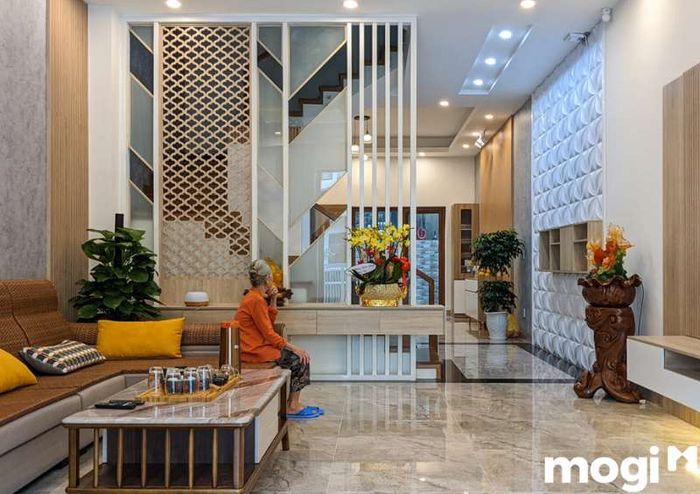 Mẫu vách ngăn phòng khách và cầu thang mang lại tính ứng dụng cao và tiện lợi cho không gian sống