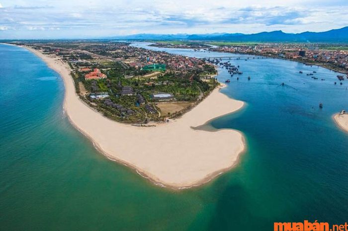 Biển Nhật Lệ là một trong những bãi biển đẹp nhất Việt Nam, nơi hòa quyện giữa vẻ đẹp thiên nhiên và những giá trị lịch sử đặc sắc.