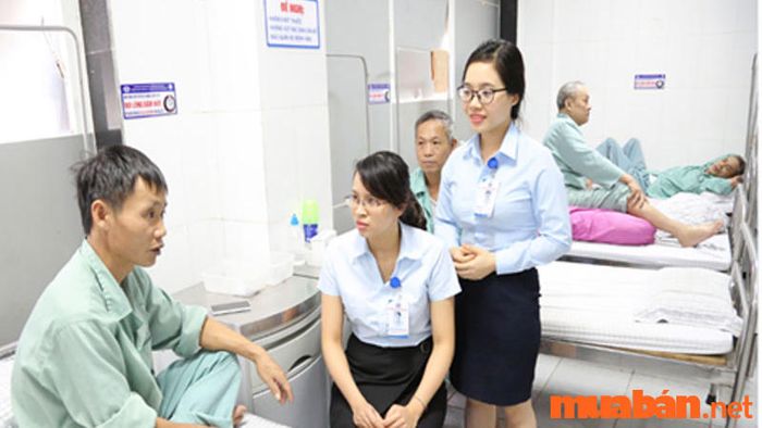 Nhân viên công tác xã hội tại bệnh viện sẽ giúp bệnh nhân và người thân của họ đối phó với nỗi lo lắng, căng thẳng, và các vấn đề xã hội liên quan đến bệnh tật, đồng thời kết nối với các dịch vụ hỗ trợ khác.