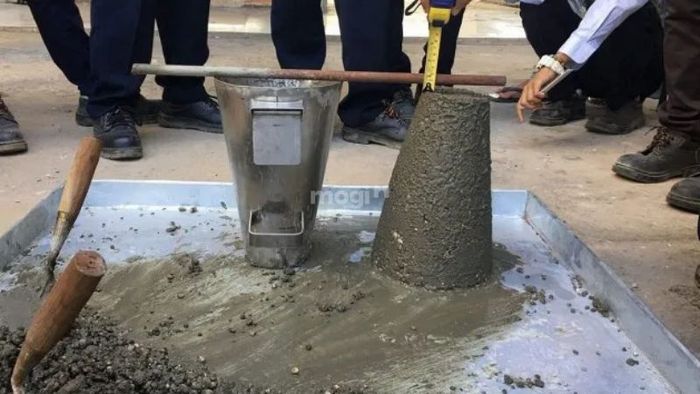 Tiến hành đo độ sụt bê tông