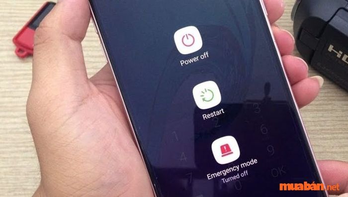 Khởi động lại điện thoại là một phương pháp đơn giản nhưng hiệu quả để giải quyết vấn đề màn hình bị sọc ngay tại nhà.