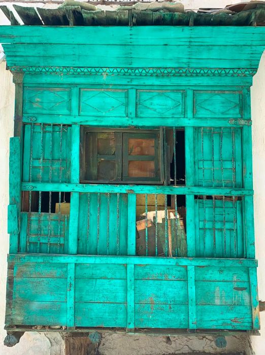 A typical rowshan window covering on a building in Al-Balad.