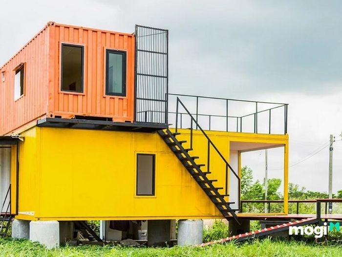 Một ngôi nhà đầy sắc màu được xây dựng từ những chiếc container, tạo nên vẻ đẹp độc đáo.