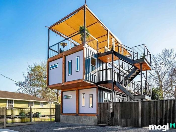 Nếu bạn đang gặp khó khăn trong việc tìm kiếm ý tưởng, có thể tham khảo mẫu nhà container hiện đại và đẹp mắt này.