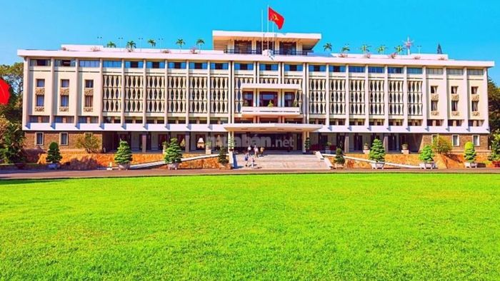 Các điểm du lịch nổi bật gần Công trường Dân Chủ
