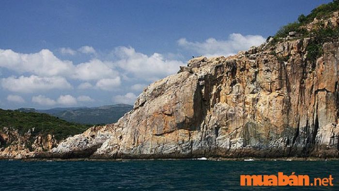 Mũi Đá Vách – thiên đường cho những người yêu thích mạo hiểm