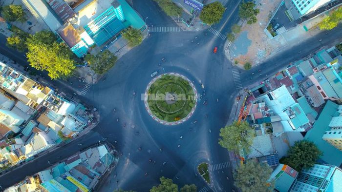 Vòng xoay Công trường Dân Chủ