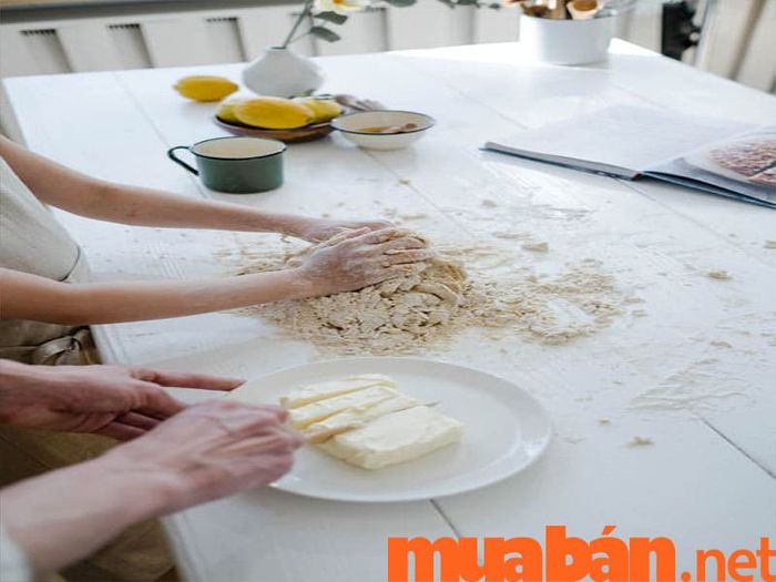 người làm bánh