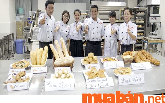 người làm bánh