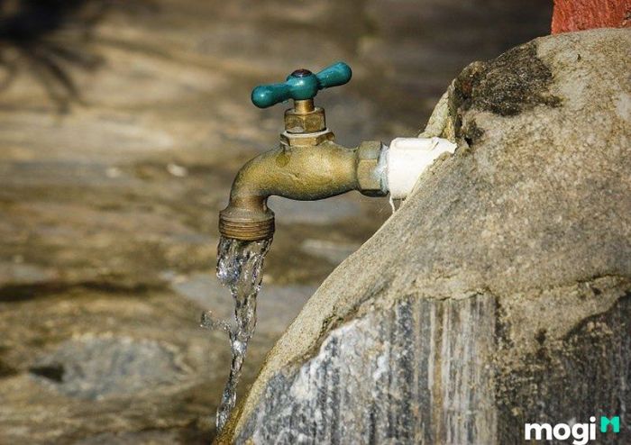 Nước cung cấp có tác động như thế nào đến độ pH của đất?