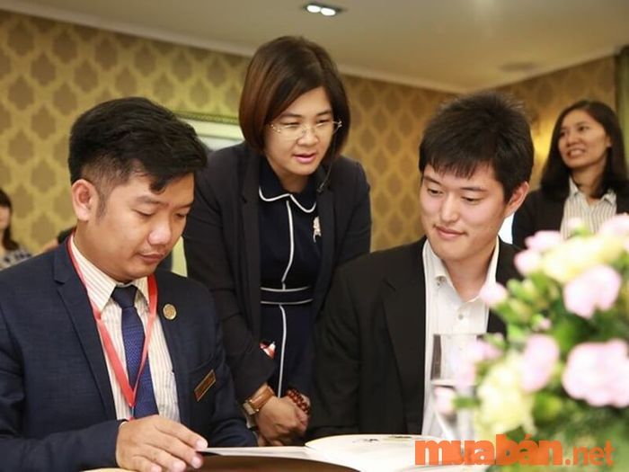 Hình thức phiên dịch thầm.