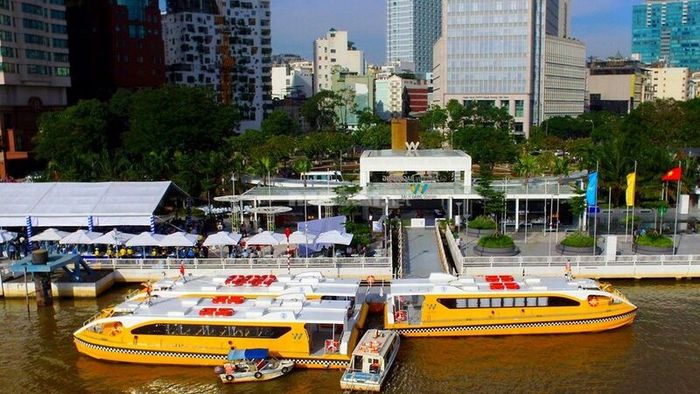 Các địa điểm du lịch hấp dẫn gần Công trường Dân Chủ