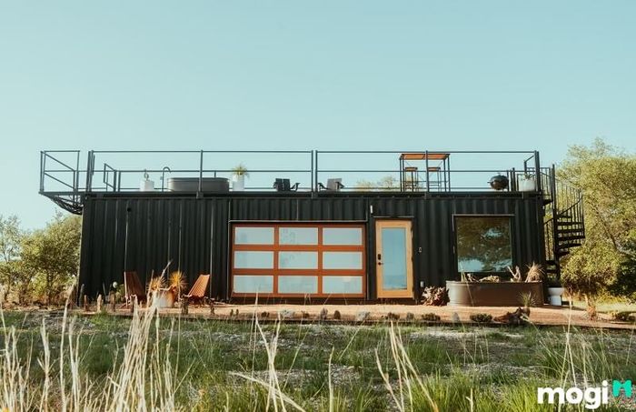 Căn nhà container với sân thượng rộng mênh mông, là nơi lý tưởng để gia chủ thư giãn và tận hưởng không khí trong lành vào buổi sáng và chiều.