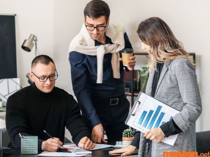 Kế toán trưởng giám sát bộ phận kế toán trong công ty