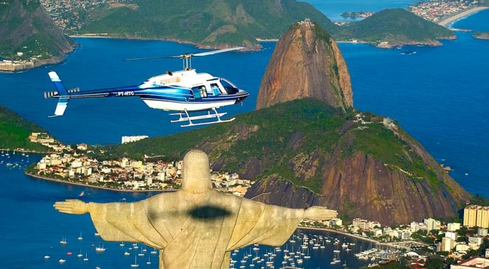 What's the best way to admire the famous Cristo Redentor statue?