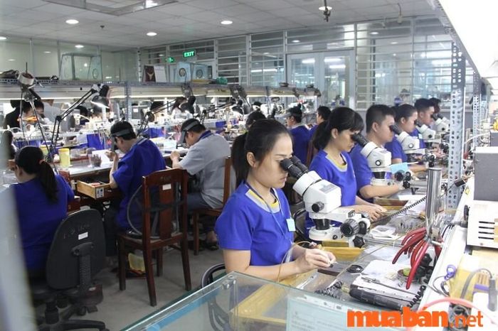 Khối lượng công việc của công nhân thường rất nặng nhọc.