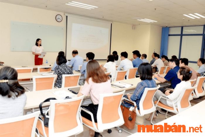 Sau khi hoàn thành chương trình học kinh tế, bạn có thể lựa chọn hướng nghiên cứu chuyên sâu hoặc trở thành giảng viên trong lĩnh vực kinh tế.