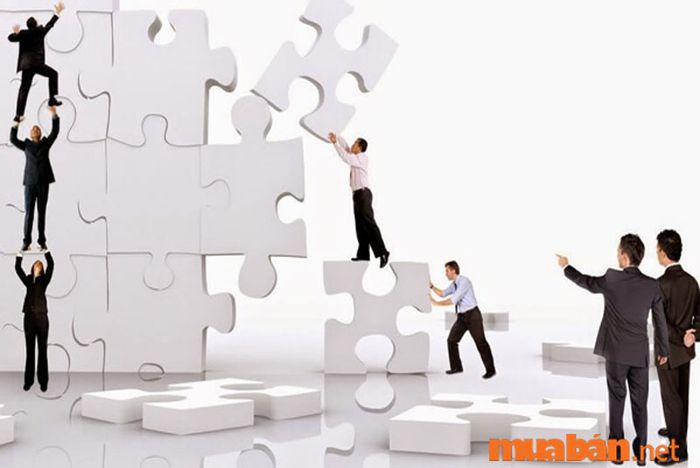 Công nhân là những người thực hiện công việc lao động trực tiếp trong các lĩnh vực sản xuất và chế biến.