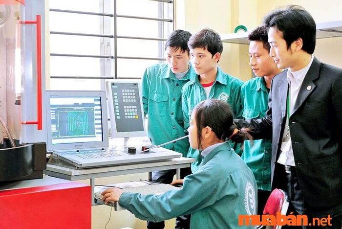 Nghề công nhân vẫn có những cơ hội để thăng tiến nếu biết tận dụng.