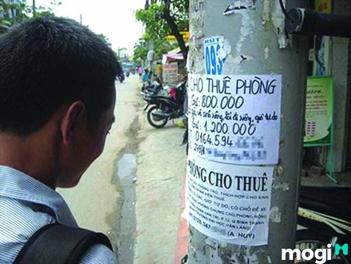 Tìm phòng trọ trực tiếp qua tờ rơi trên đường phố.