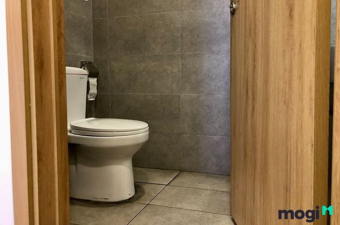 Nhà tắm, nhà vệ sinh chung cho 6-8 người đôi khi gây bất tiện vì phải chờ đợi đến lượt.