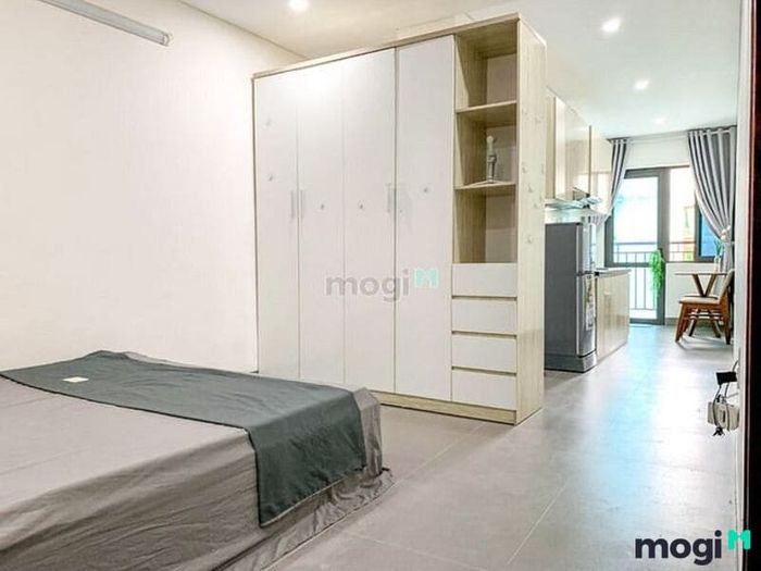 Phòng đầy đủ nội thất, ban công thoáng mát tại Trần Thái Tông