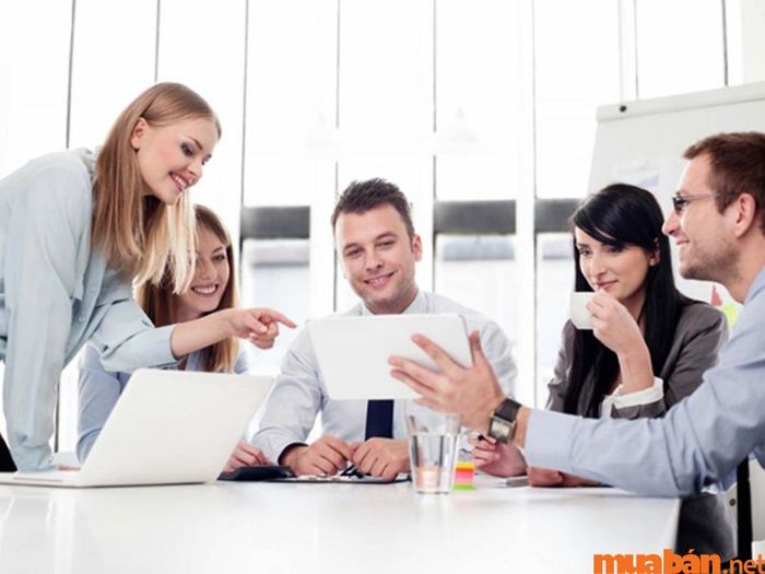 Kế toán trưởng cần trang bị khả năng giao tiếp hiệu quả để dễ dàng truyền đạt thông tin một cách mạch lạc và dễ hiểu.