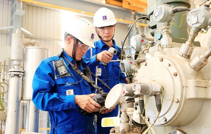 Trình độ học vấn tối thiểu đối với công nhân là hoàn thành trung học cơ sở (THCS).