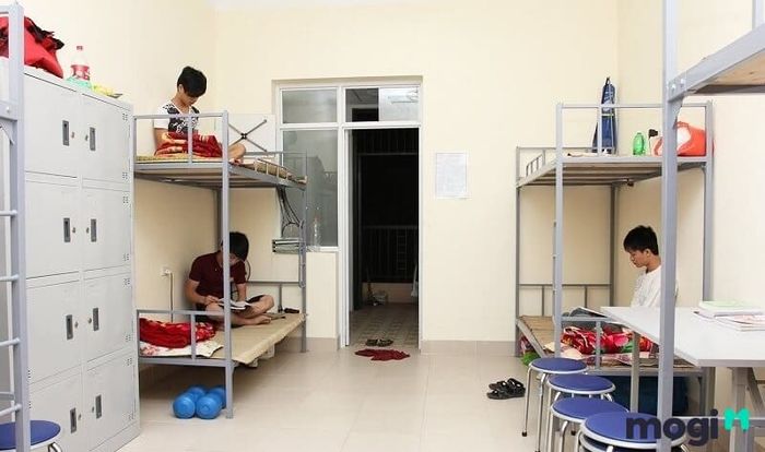 Giường cá nhân là không gian sinh hoạt riêng tư duy nhất trong ký túc xá.