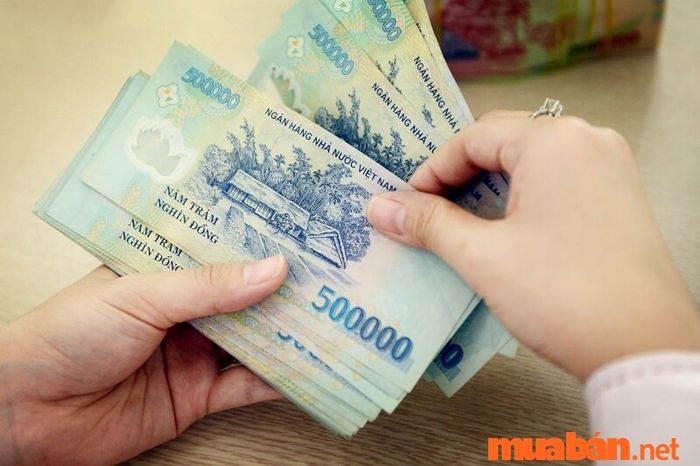 Mức lương của công nhân ở hầu hết các ngành nghề hiện nay vẫn còn khá thấp.