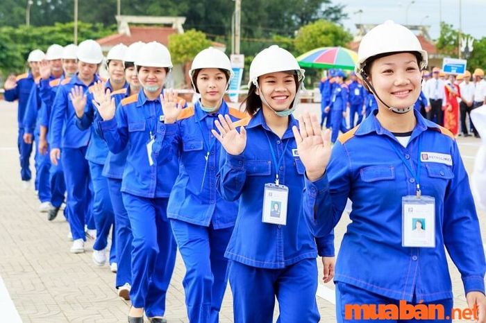 Công nhân là ai? Là những người lao động trực tiếp với công việc chân tay.