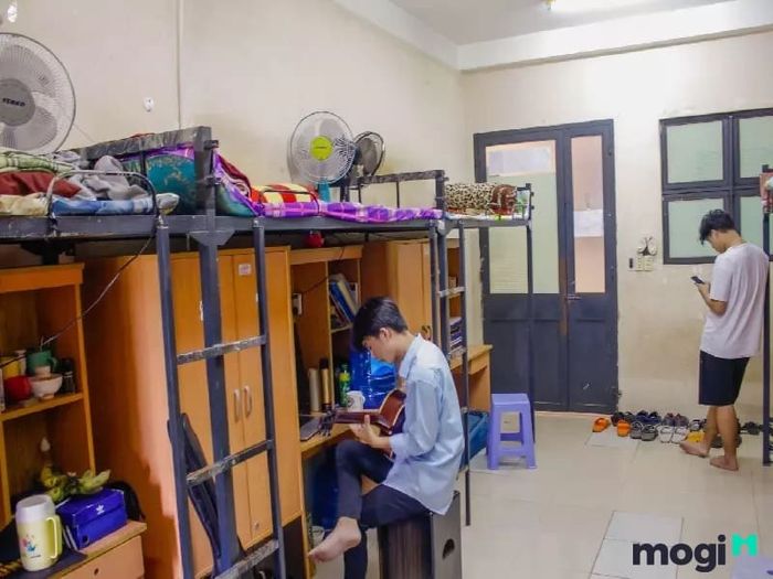 Ký túc xá đông đúc, nếu không có quy định rõ ràng từ đầu, rất dễ xảy ra xích mích giữa các thành viên.