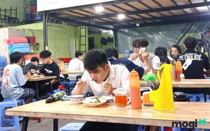 Vì không được phép nấu ăn trong ký túc xá, bạn sẽ phải ăn ngoài nếu chọn ở đây.