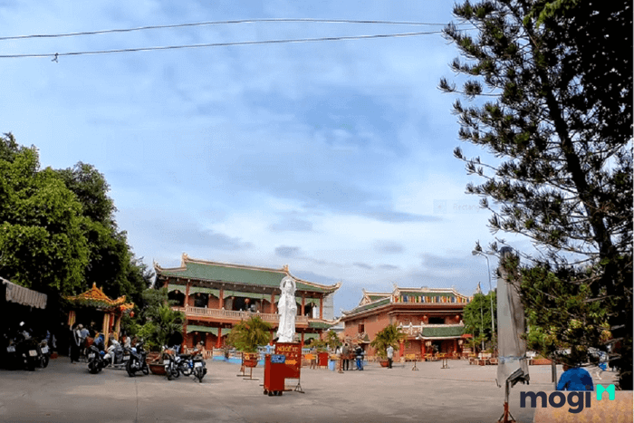 Bạn nên tránh những khu vực có âm khí nặng như nghĩa địa, đền chùa, miếu mạo.