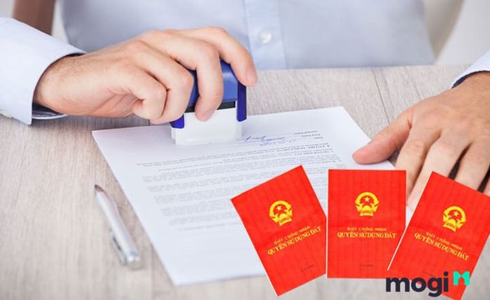 Việc sang tên sổ đỏ được thực hiện khi có sự thay đổi về quyền sử dụng đất.