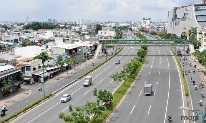 Phạm Văn Đồng là một trong những tuyến đường huyết mạch và quan trọng nhất tại TP.HCM, nối liền các khu vực phát triển mạnh mẽ của thành phố.