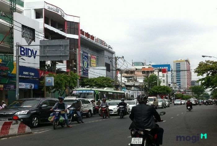 Nếu muốn bán nhà quận 1 nhanh chóng và đạt giá tốt, đừng coi nhẹ việc lựa chọn hình ảnh và đăng tin một cách chuyên nghiệp.
