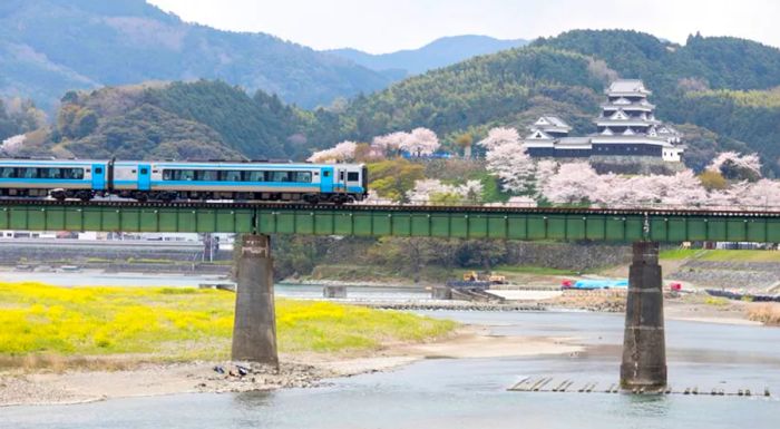 Ozu is renowned for its scenic beauty and its historic 400-year-old castle.