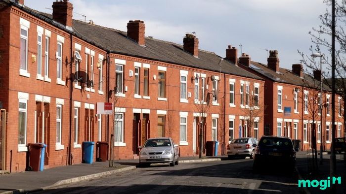 Nhà liền kề ở Anh thường được thiết kế đồng bộ và có tính thẩm mỹ cao, rất phổ biến trong các khu đô thị mới và khu dân cư.