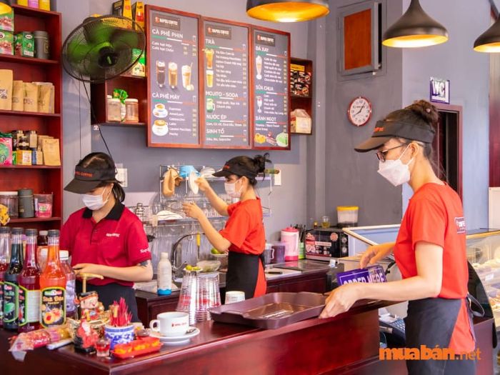 Khi làm nhân viên phục vụ quán cafe, bạn cần chú ý những điều gì để không mắc phải sai lầm?