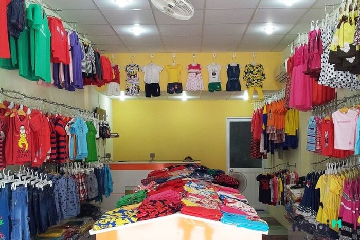 Hãy tận dụng mặt bằng nhà phố của bạn để mở cửa hàng kinh doanh quần áo, giày dép, phụ kiện,... Đây là cơ hội tuyệt vời để bạn tham gia vào thị trường thời trang đầy tiềm năng.