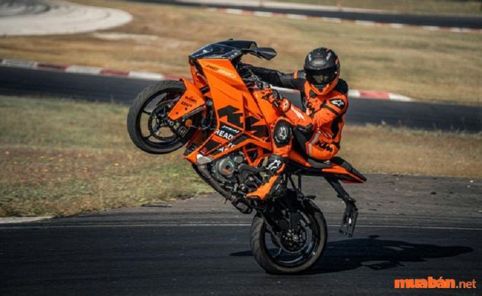 KTM Duke 390 chắc chắn sẽ là lựa chọn hàng đầu cho những ai muốn trải nghiệm sức mạnh vượt trội.