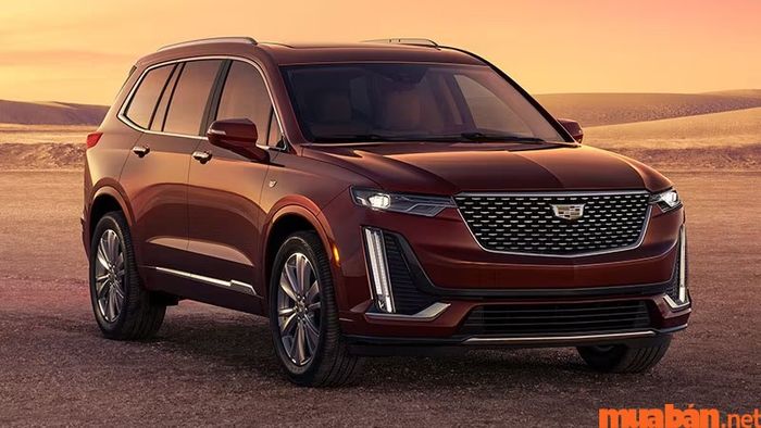 Thiết kế của Cadillac XT6 thể hiện sự mạnh mẽ và khỏe khoắn, mang lại ấn tượng mạnh mẽ từ cái nhìn đầu tiên.