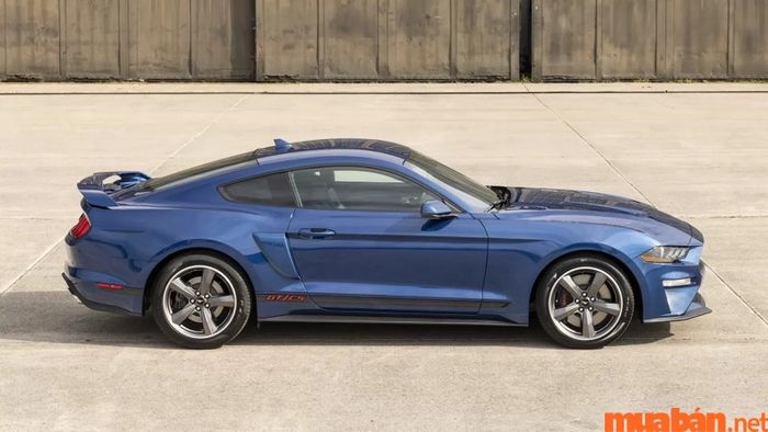 Thiết kế thể thao của Ford Mustang luôn thu hút sự chú ý với phong cách mạnh mẽ và cá tính.