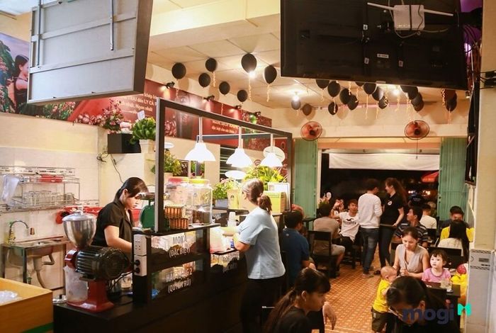 Bạn có thể chọn mở quán cafe theo mô hình chủ đề hoặc mô hình nhượng quyền, tùy vào sở thích và chiến lược kinh doanh của mình.