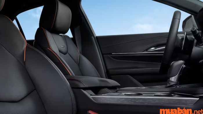 Nội thất của Cadillac CT4 không chỉ đơn giản mà còn toát lên vẻ sang trọng và tinh tế.