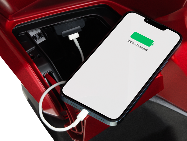 Hộc đựng đồ phía trước rộng rãi, kết hợp với cổng sạc USB tiện lợi