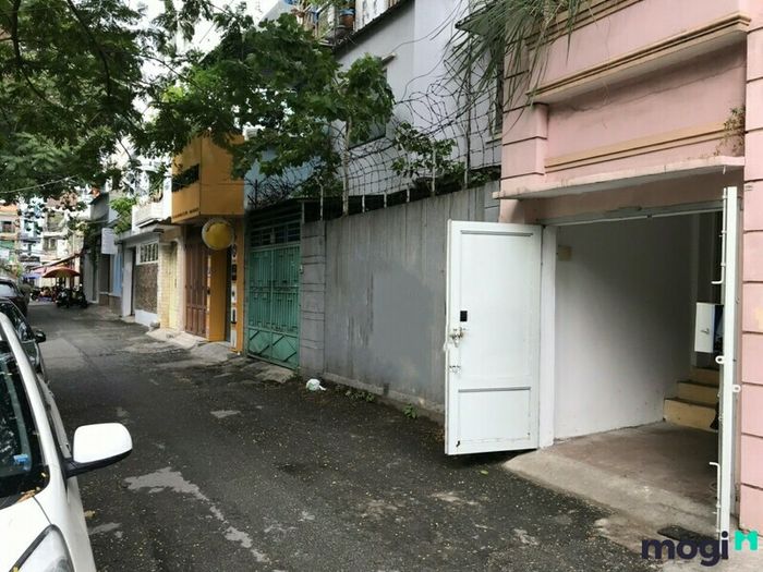 Đừng quên lưu ý đến môi trường xung quanh ngôi nhà bạn muốn thuê.